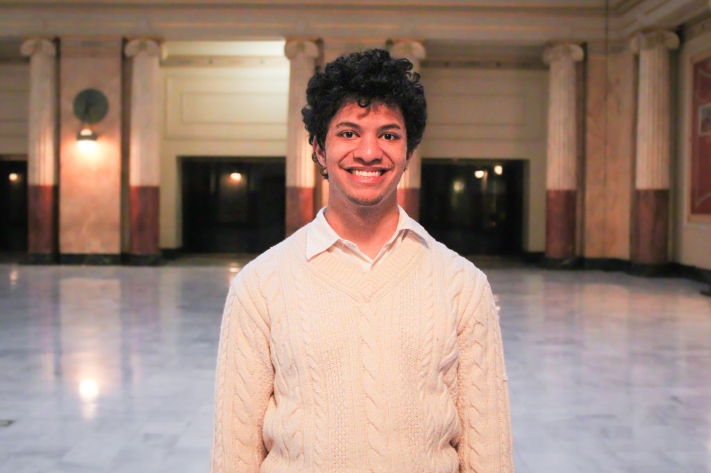 a warmly-lit photograph of justin gross, as shot by Kat Vakhromeeva